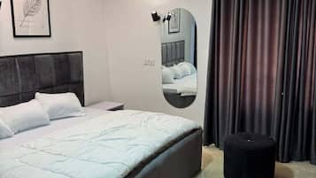 Apartamento econômico, sacada, vista para a cidade | Cofres nos quartos, escrivaninha, espaço de trabalho para notebook
