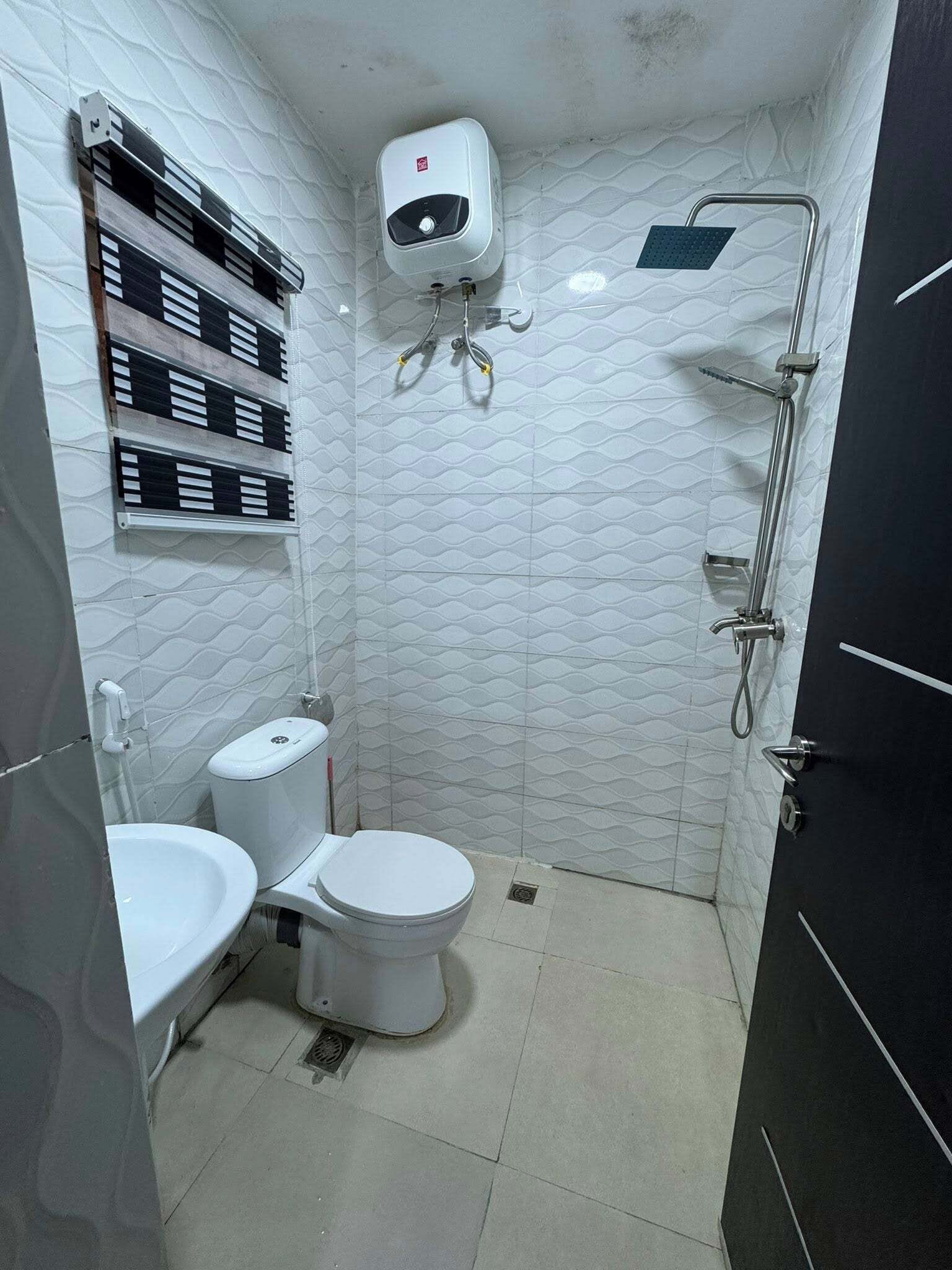 Appartement Économique, balcon, vue ville | Salle de bain | Articles de toilette gratuits, sèche-cheveux, serviettes fournies, savon