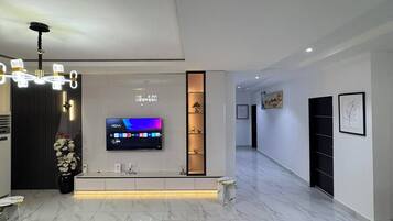 Apartamento econômico, sacada, vista para a cidade | Parte interna