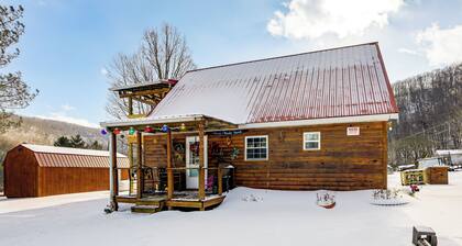 Family Cabin! Close to Greenbrier River & Snowshoe