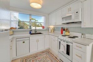 House (2 Bedrooms) | Interior - Steps to Dtwn & Bay! Snowbird Escape in Englewood (Englewood)