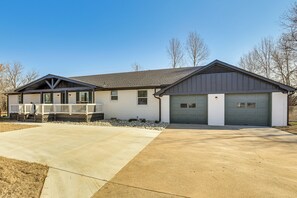 Interior - East Texas Group Getaway! Modern Longview Home (Longview)