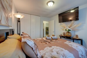 Apartment (3 Bedrooms) | Interior - U-med District Townhome w/ Private Yard + Grill (Anchorage)