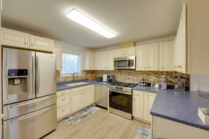 Apartment (3 Bedrooms) | Interior - U-med District Townhome w/ Private Yard + Grill (Anchorage)