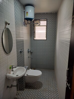 Hair dryer, towels, soap, toilet paper - Vrindavan Garden View Luxe Stay (Curca)