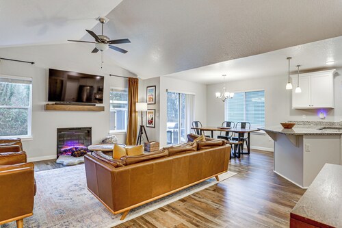 Entertainment Shed! Pet-friendly Oregon Coast Home