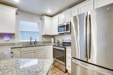 Casa (3 Bedrooms) | Parte interna. Entertainment Shed! Pet-friendly Oregon Coast Home