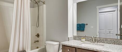 Un baño con bañera, inodoro y lavabo.