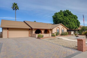 House (4 Bedrooms) | Interior - Putting Green! Fairway Retreat on Dobson Ranch (Mesa)