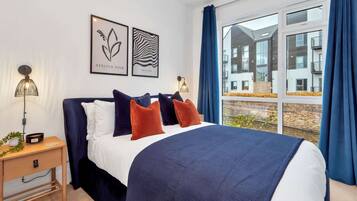 3 bedrooms, iron/ironing board, internet, bed sheets