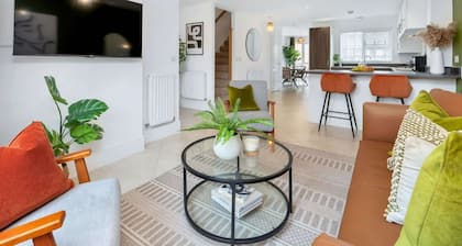 Canalside House Modern and Homely