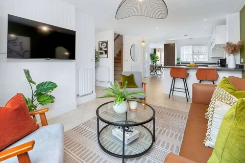 Canalside House Modern and Homely