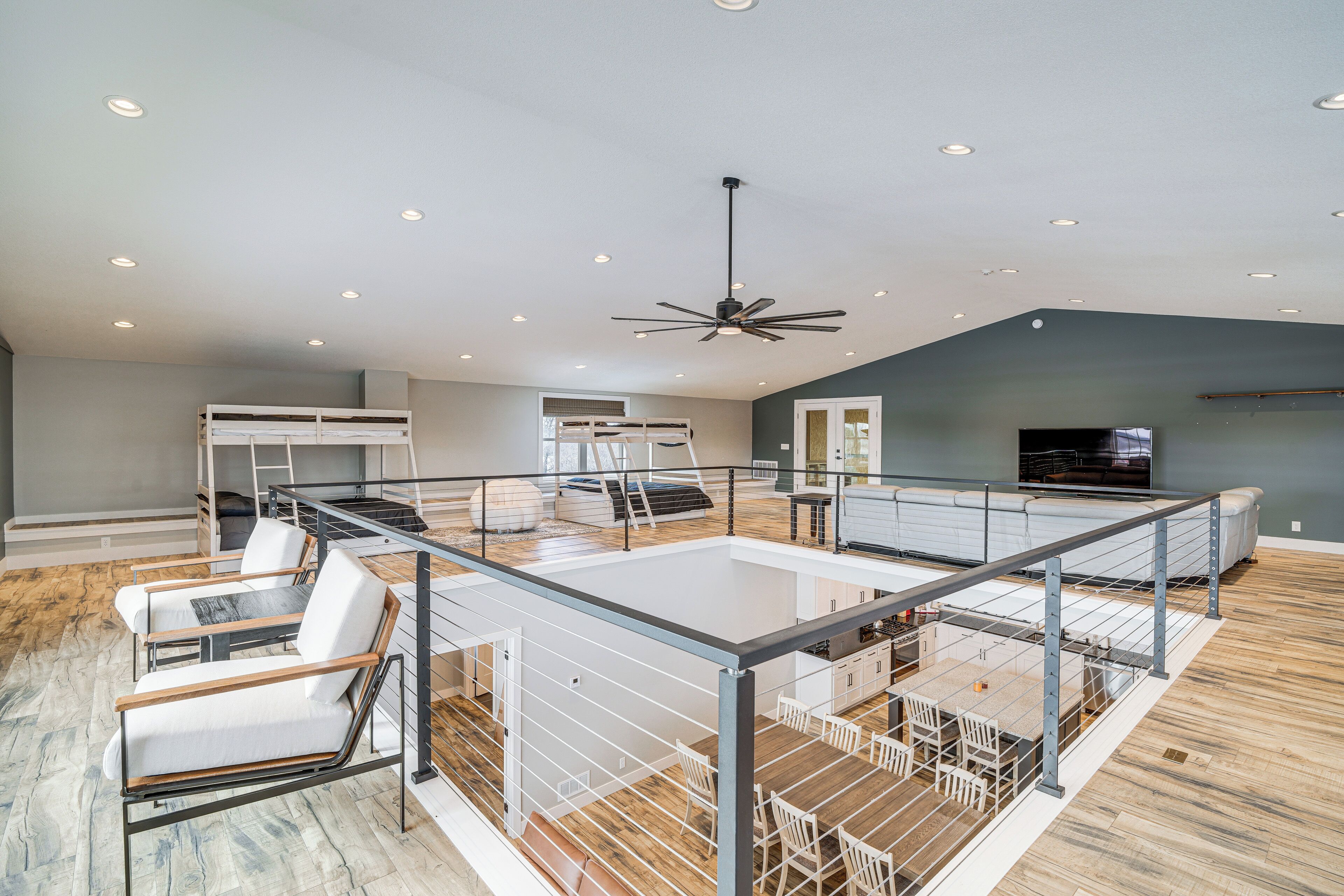 Un ampio appartamento in stile loft con soppalco, zona giorno open space e un balcone.