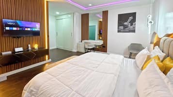 Appartamento Economy, balcone, vista città | Cassaforte in camera, una scrivania, postazione laptop, tende oscuranti