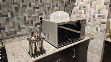 Appartamento Economy, balcone, vista città | Cucina privata | Frigorifero, microonde, forno, piano cottura