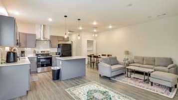 Apartment (3 Bedrooms) | Front of property