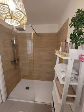 Hair dryer, towels, soap, toilet paper - Bright and spacious apartment (Marseille)