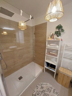 ヘアドライヤー、タオル、石鹸、トイレットペーパー