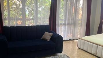 Deluxe Double Room, Balcony, Lake View | Living area