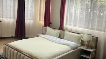 Deluxe tweepersoonskamer, balkon, uitzicht op meer | Verduisterende gordijnen, een strijkplank/strijkijzer, gratis wifi