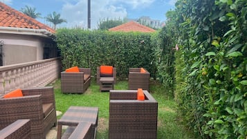 Deluxe tweepersoonskamer, balkon, uitzicht op meer | Terrein van de accommodatie