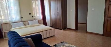 Cortinas blackout, tabla de planchar con plancha y wifi gratis