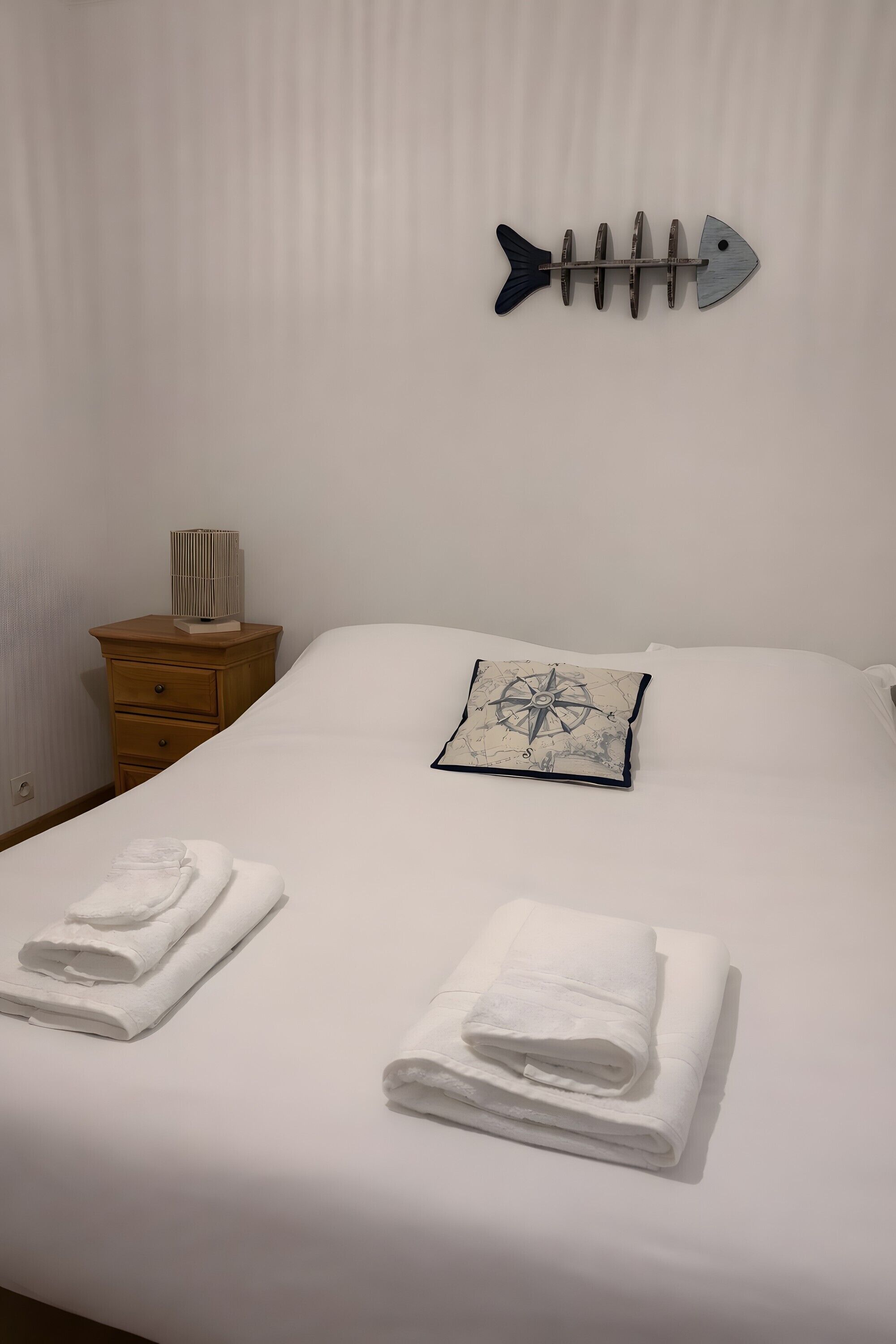 Een strijkplank/strijkijzer, wifi, beddengoed