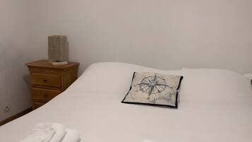 Een strijkplank/strijkijzer, wifi, beddengoed