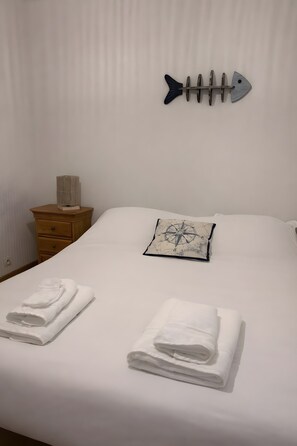 Een strijkplank/strijkijzer, wifi, beddengoed