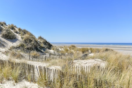 Beach nearby. Apartment "La Madély" with Sea View 100 m from the Beach – Saint-Cécile/Camiers