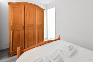 2 habitaciones, tabla de planchar con plancha, wifi y ropa de cama 
