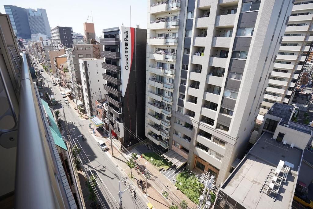 Un edificio de gran altura con múltiples balcones y un cartel que dice "Grand Park".