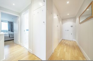 Apartment - Stunning Flat in Chelsea Kings Road With Balcony (London)