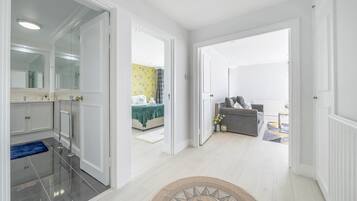 House | 1 bedroom, desk