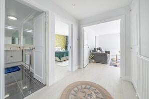 1 bedroom, desk - Stunning Flat in Chelsea Kings Road With Balcony (London)