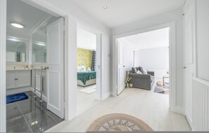 Apartment, Smoking | 1 bedroom, desk - Stunning Flat in Chelsea Kings Road With Balcony (London)