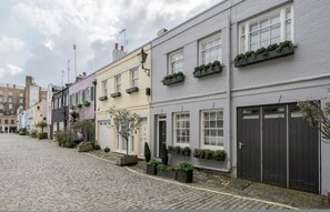 3 bedrooms - Conduit Mews Luxurious Mews House Next to Hyde Park (London)