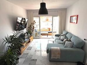 Ferienhaus, 4 Schlafzimmer, Balkon, Gartenblick | Wohnzimmer