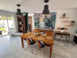 Ferienhaus, 4 Schlafzimmer, Balkon, Gartenblick | Esszimmer