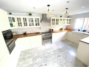 House, 4 Bedrooms, Balcony, Garden View | Interior - Modern Townhouse 7min Walk Beach and 15 to Duquesa (Manilva)
