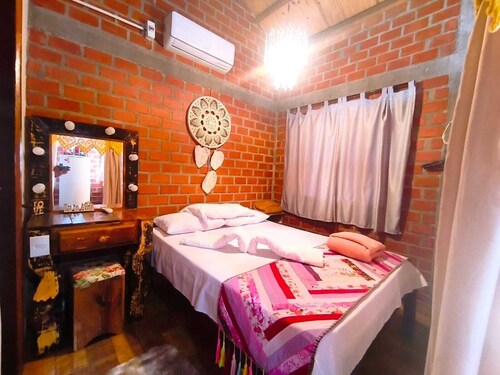 Tarumã Challes 04, Complete chalet with balcony and barbecue, pets allowed.