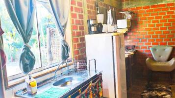 Refrigerador, microondas, parrilla de estufa y licuadora