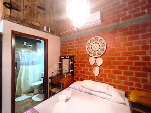Shower, hair dryer, towels, soap - Tarumã Challes 04, Complete chalet with balcony and barbecue, pets allowed. (Bonito)