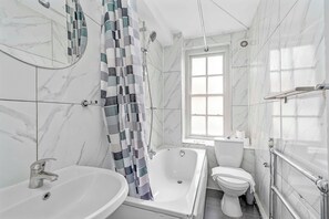 Hair dryer, towels, soap, toilet paper - 1 Bed Flat in London (London)