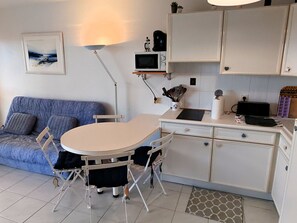 Coffee/tea maker, fridge, microwave, oven - CLAIR DE MER - Heated swimming pool (Les Sables-d´Olonne)