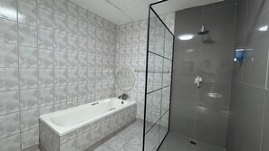 Habitación estándar con 1 cama doble o 2 individuales | Baño