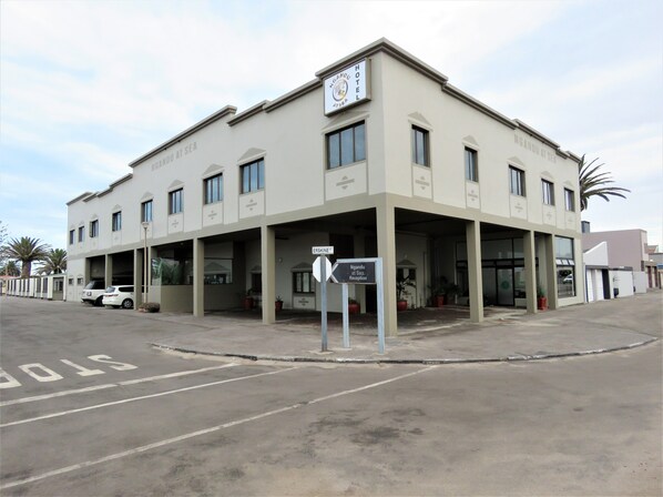 Un hotel amb un senyal que indica una zona de recepció.