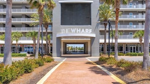 L’entrée d’un hôtel, avec une enseigne indiquant « THE WHARF ».