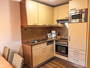 Fridge, microwave, oven, dishwasher - Haus 104 - Seepark Burhave by Interhome (Burhave)
