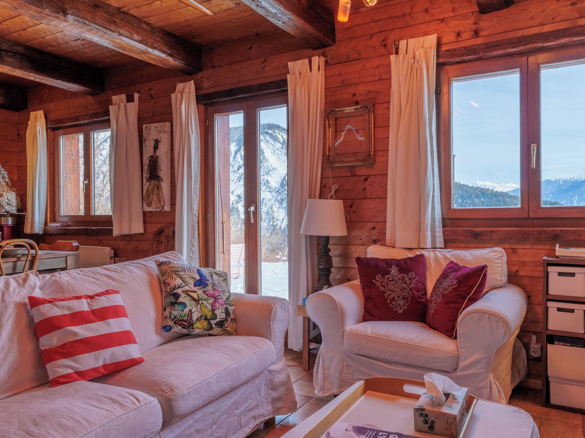 Televisión, chimenea y reproductor de DVD 